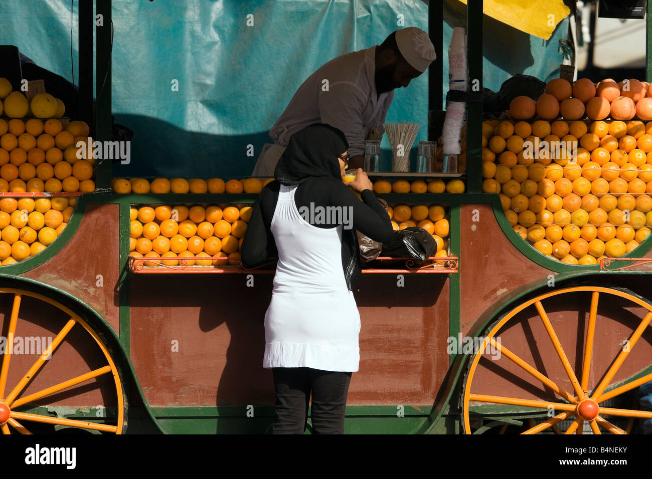 Bancarella vendendo il succo d'arancia fresco nel Djamaa El Fna Foto Stock