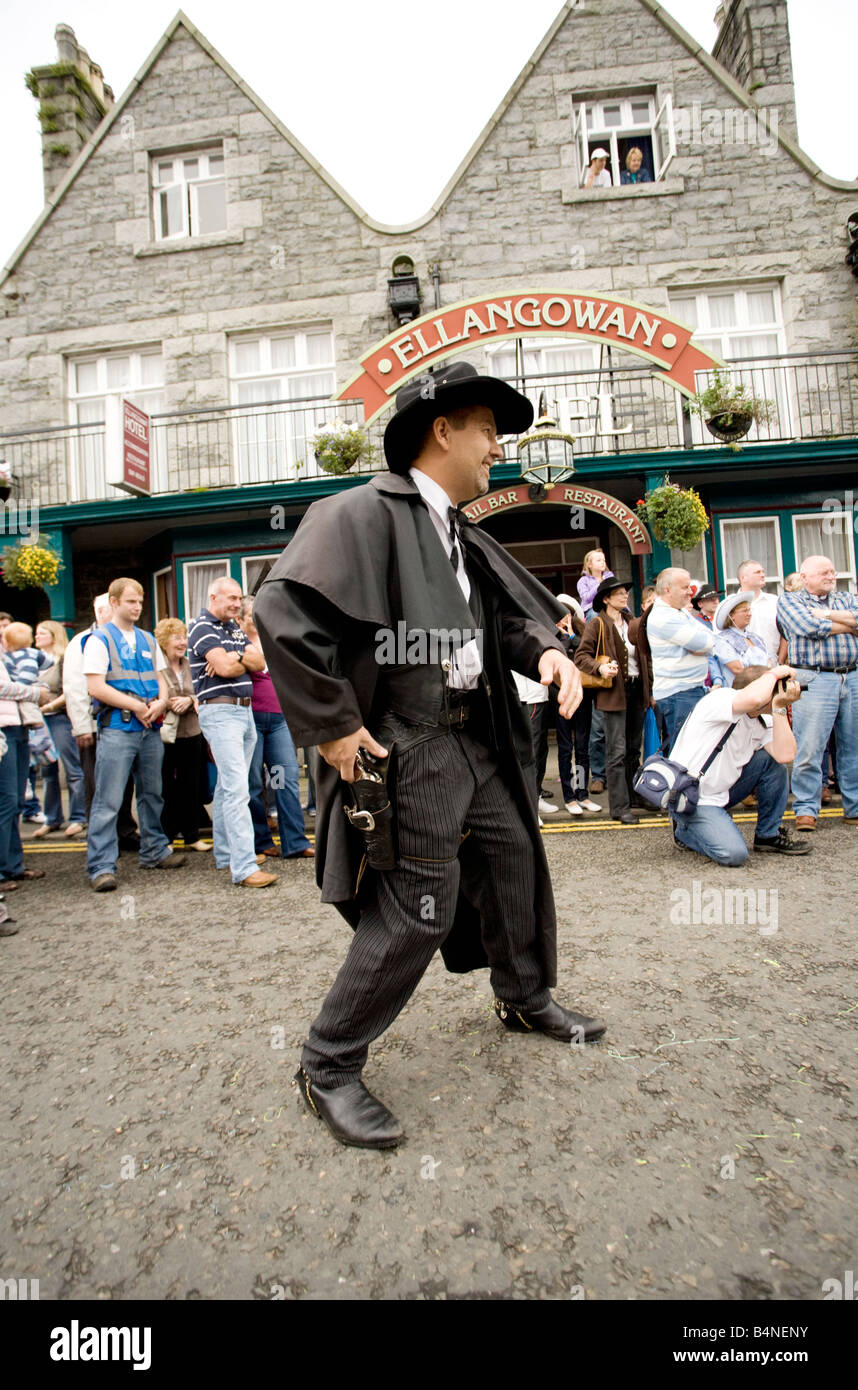 Creetown Festival della Musica Country cowboy prendendo parte a sparare fuori il più veloce disegnare la concorrenza pronto per disegnare la pistola in Street Regno Unito Foto Stock