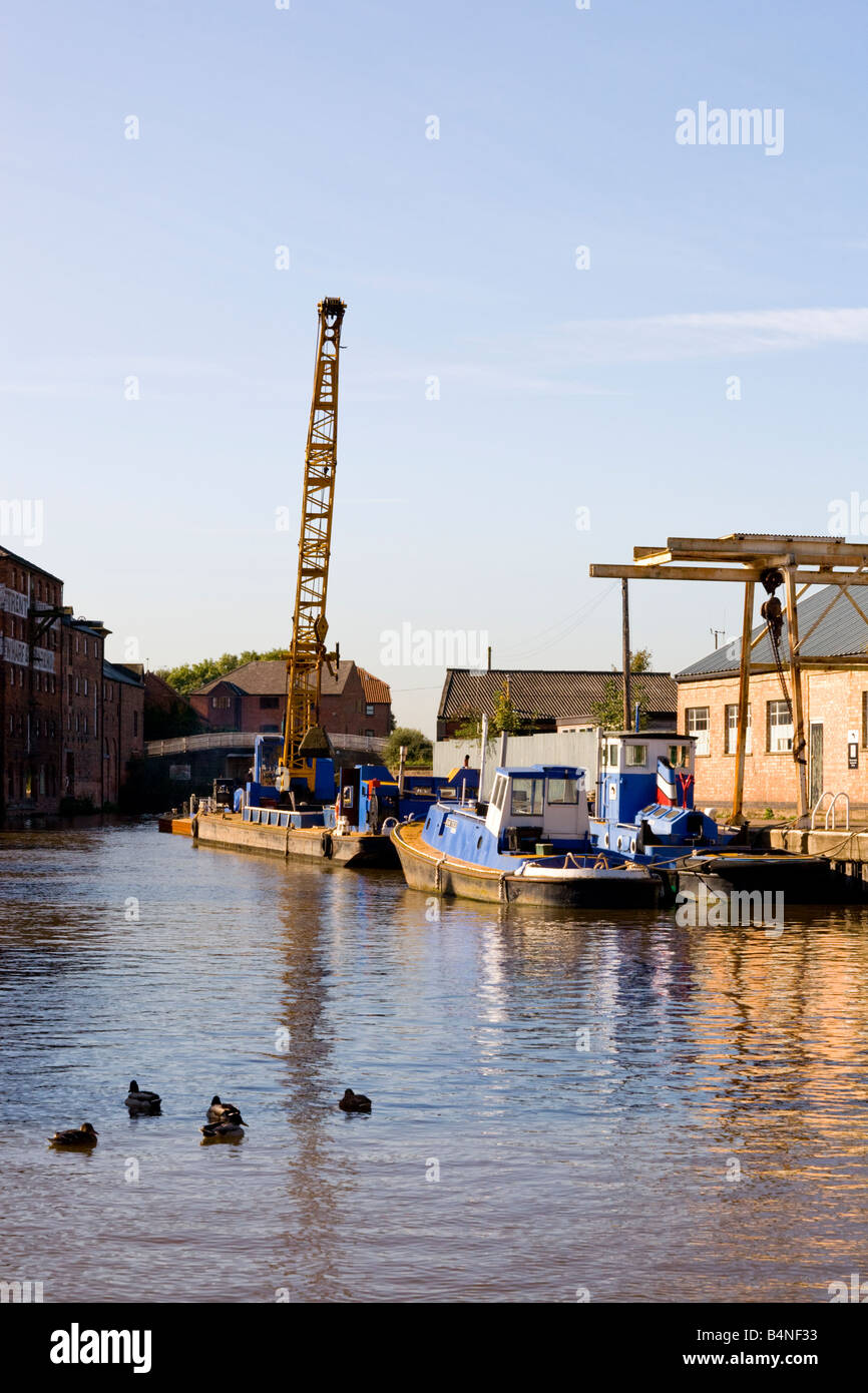 Barche da lavoro sul fiume Trent a Newark, Nottinghamshire, Inghilterra Foto Stock