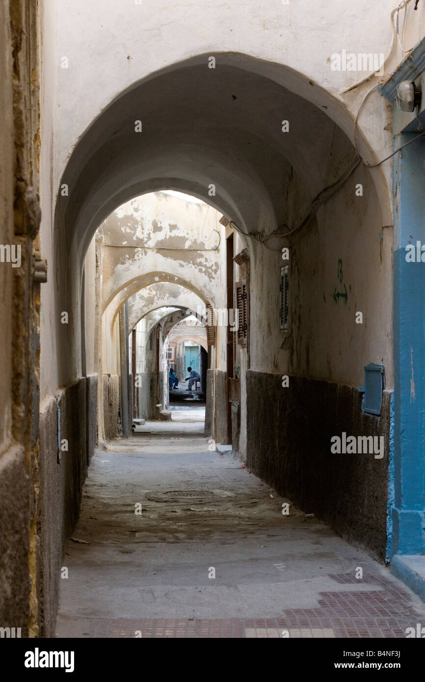 Tripoli, Libia. Passaggio di Medina, uomo seduto. Foto Stock