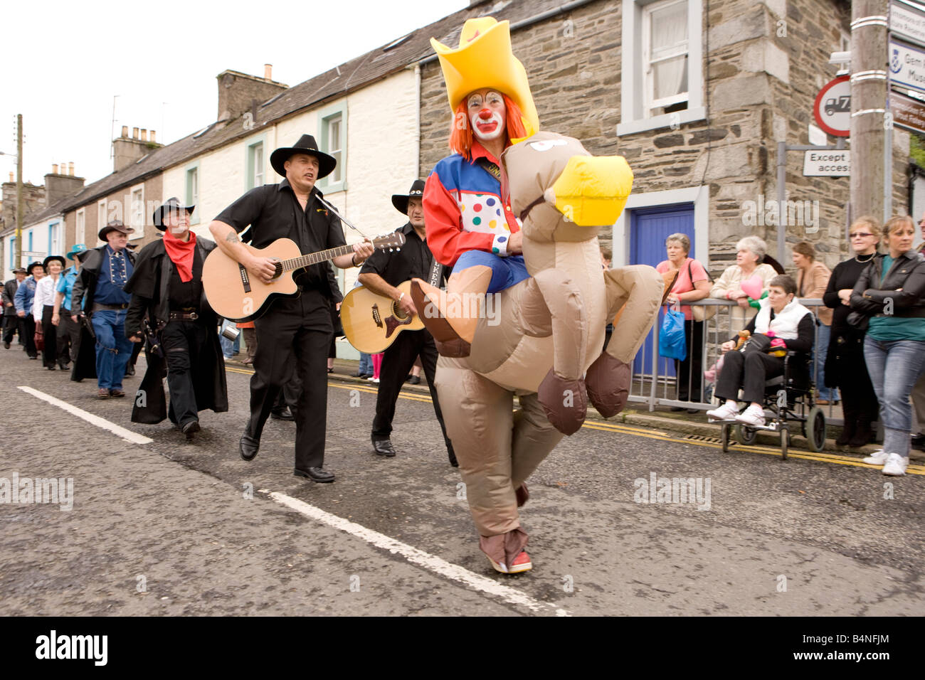 Creetown Country Music Festival parte di Gaelforce arte e spettacolo festival processione dei cowboy e cantanti su strada Foto Stock