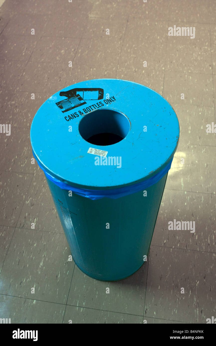 La parte superiore di un possibile e bottiglia riciclaggio può Foto Stock