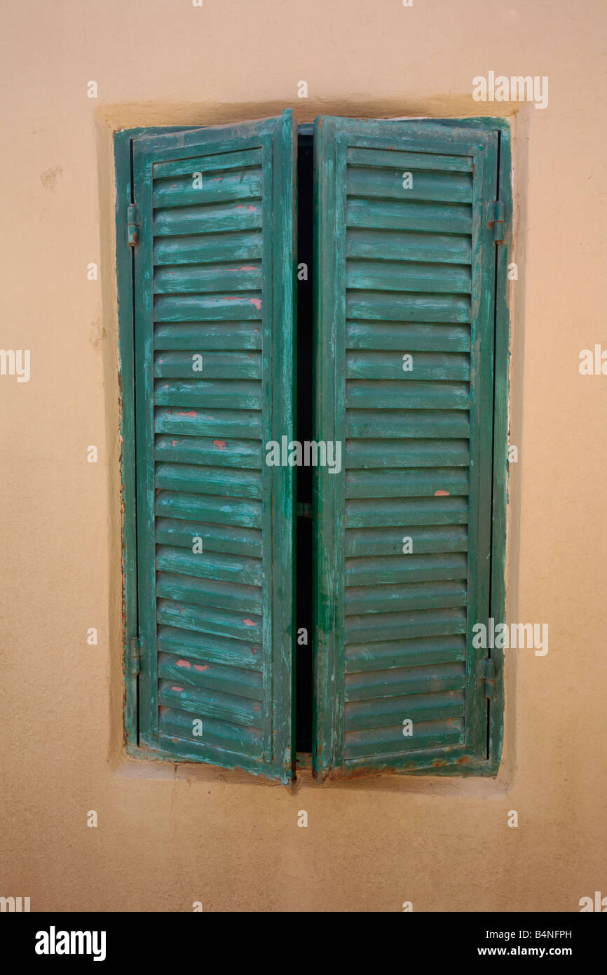 Chiuso l'otturatore in legno persiane su una casa mediterranea Foto Stock