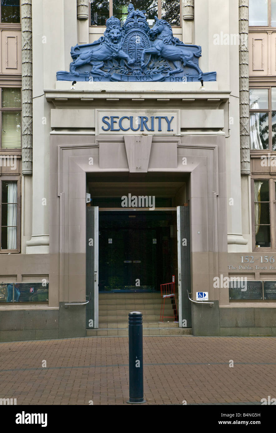 Portale della fiducia del pubblico edificio con sigillo ufficiale e la parola sicurezza al di sopra del portello, Christchurch, South Island, New Zealan Foto Stock