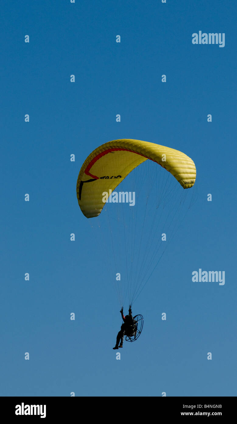 Uomo in volo in un gas alimentato kite. Foto Stock