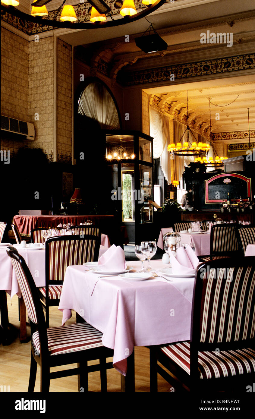 Gli eleganti interni del museo Café e il ristorante (Múzeum étterem) in Budapest City Center Foto Stock