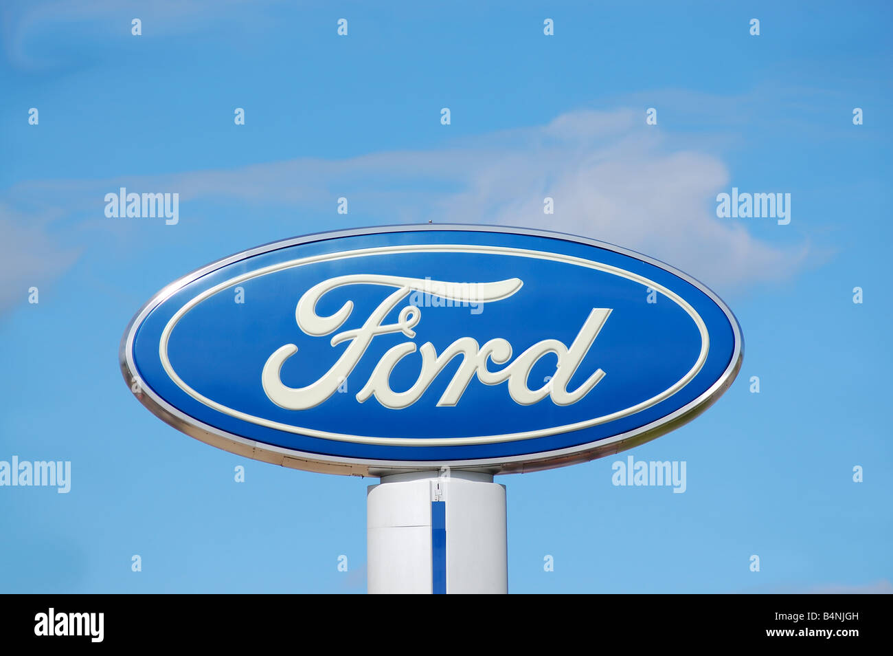 Ford logo signage contro un cielo blu orizzontale di orientamento orizzontale Foto Stock