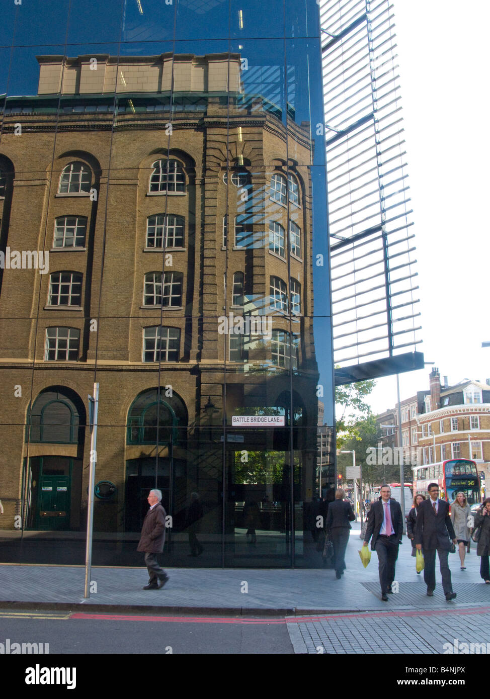 Un edificio si riflette in un'altra. Tooley Street, London, SE1 Foto Stock