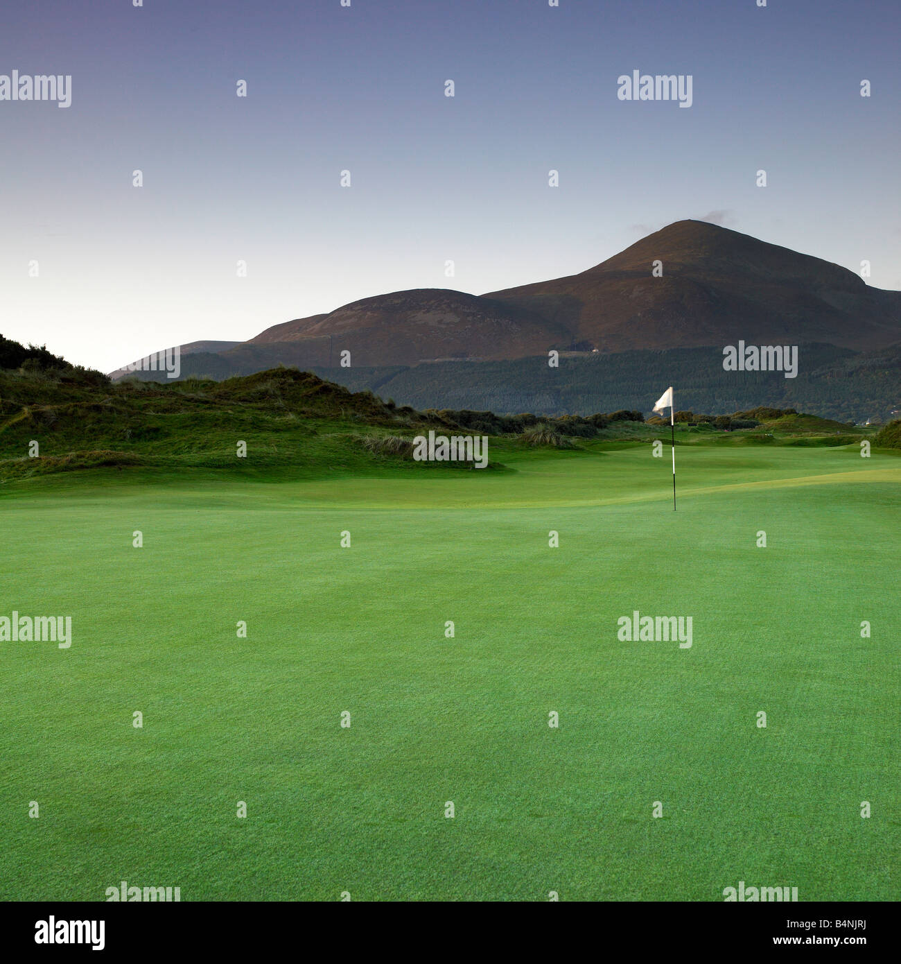 Royal County Down Golf Club Newcastle Irlanda del Nord con Mourne Mountains in background Foto Stock