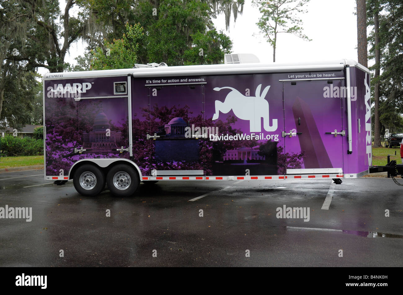 AARP American Association of Retired Persons carro politico parcheggiato nel ristorante parcheggio Gainesville Florida Foto Stock