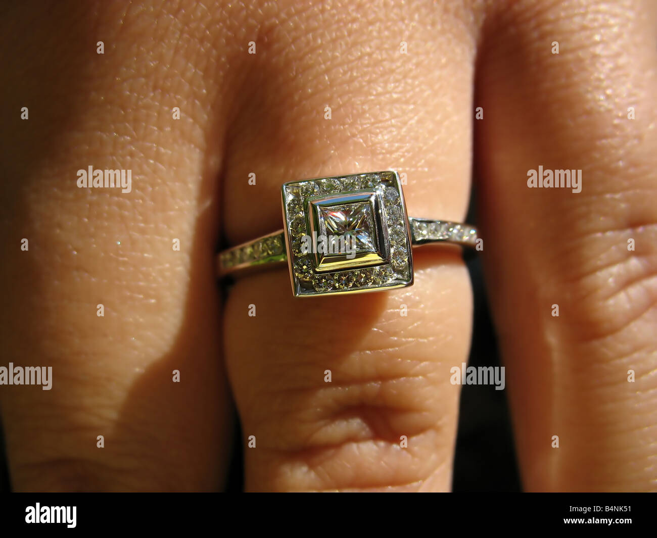 Una principessa personalizzato taglio del diamante anello di fidanzamento Foto Stock