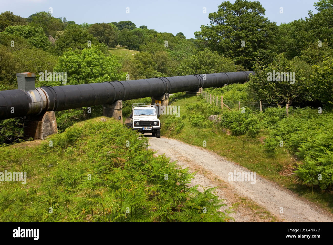 La pipeline che trasportano l'acqua dal serbatoio Coedty su strada per Dolgarrog idro elettrica stazione di potenza vicino a Conwy Galles del Nord Foto Stock