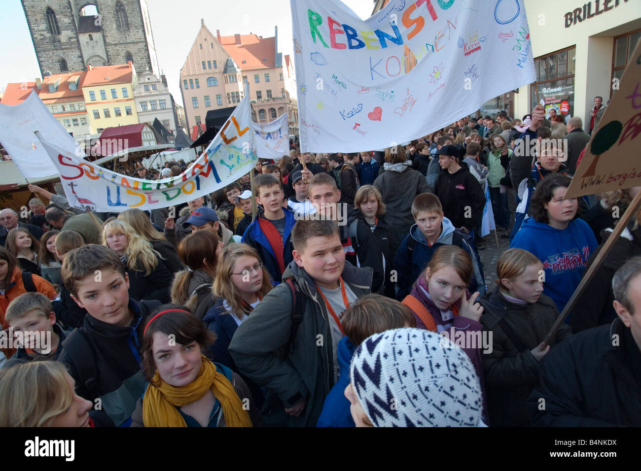 Un gruppo di bambini della scuola di prendere parte nel giorno della Riforma celebrazioni a Wittenberg (Germania). Foto Stock