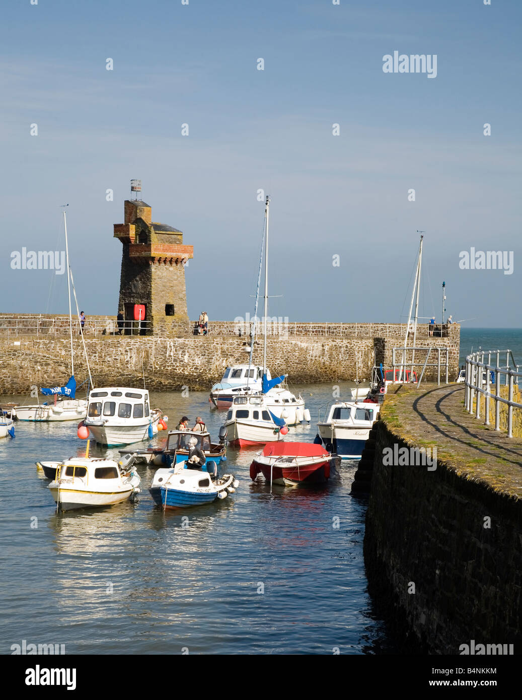 Il pittoresco porto di Lynmouth Devon con il Rhenish torre sulla West Quay Foto Stock