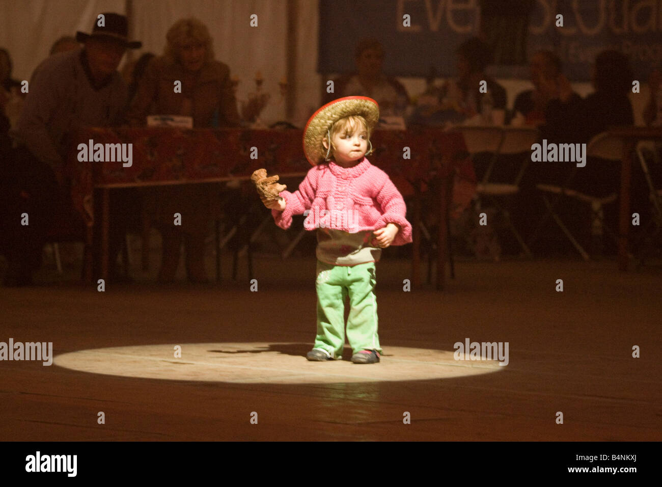 Creetown Country Music Festival giovane bambino indressed come cowboy con Teddy catturati nella parte spotlight di Gaelforce Scotland Regno Unito Foto Stock