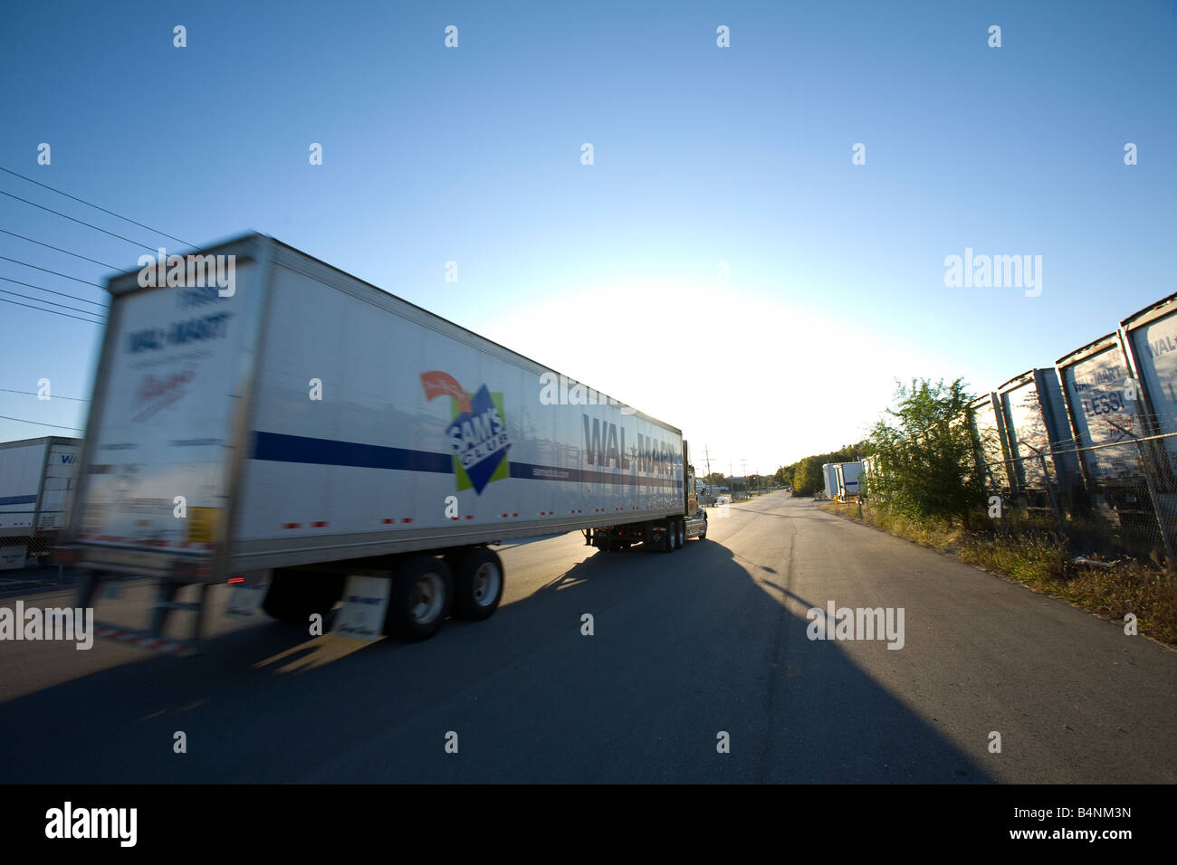 Un Walmart memorizza Inc. carrello lascia uno del gigante della vendita al dettaglio di attrezzature in Bentonville, Arkansas, U.S.A. Foto Stock
