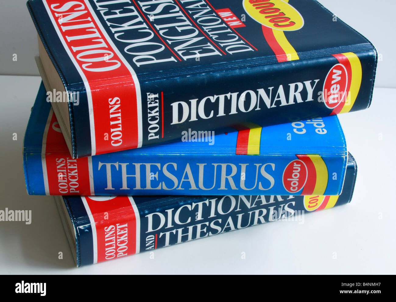 Tascabile dizionario e thesaurus' sono impilati uno sull'altro. Foto Stock