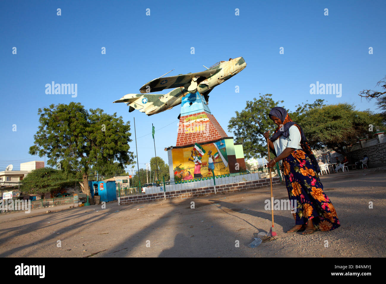 Un MiG fighter jet si erge come un monumento nel centro di Hargeisa, il Somaliland e la Somalia Foto Stock