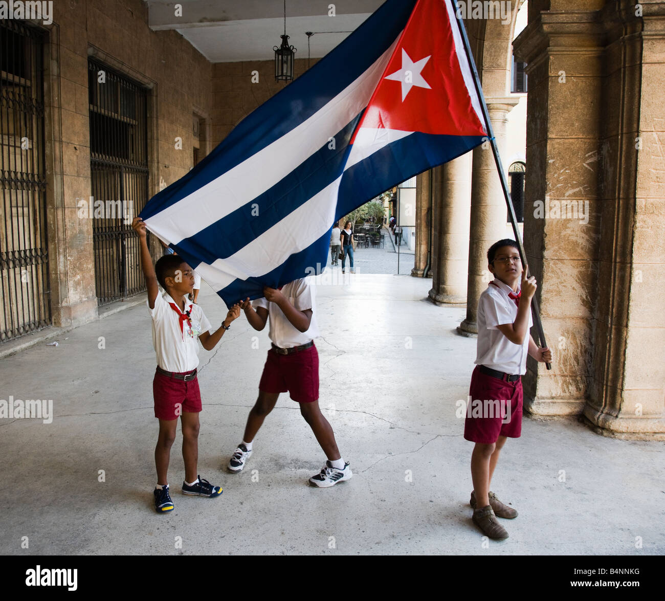 Scolari con bandiera cubana Foto Stock