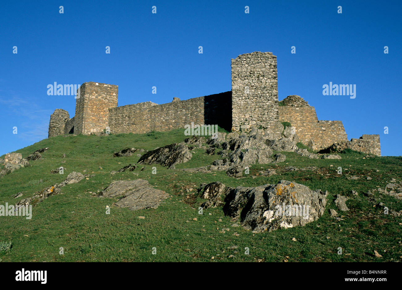 Le rovine del XIII secolo la Cerro del Castillo, situato vicino a Aracena in Andalusia, Spagna Foto Stock