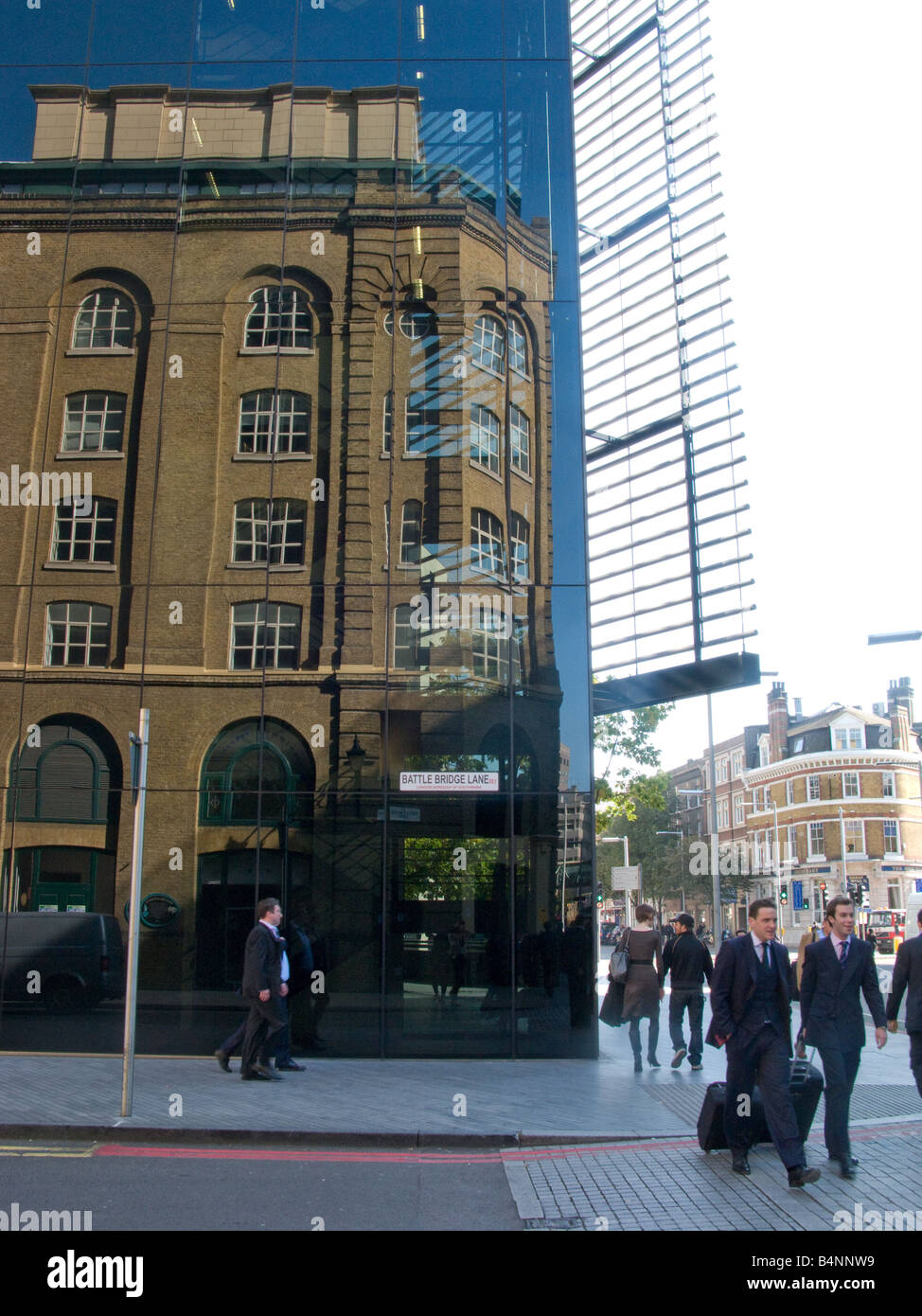 Un edificio tradizionale che si riflette in un moderno edificio di vetro. Tooley Street, London, SE1 Foto Stock