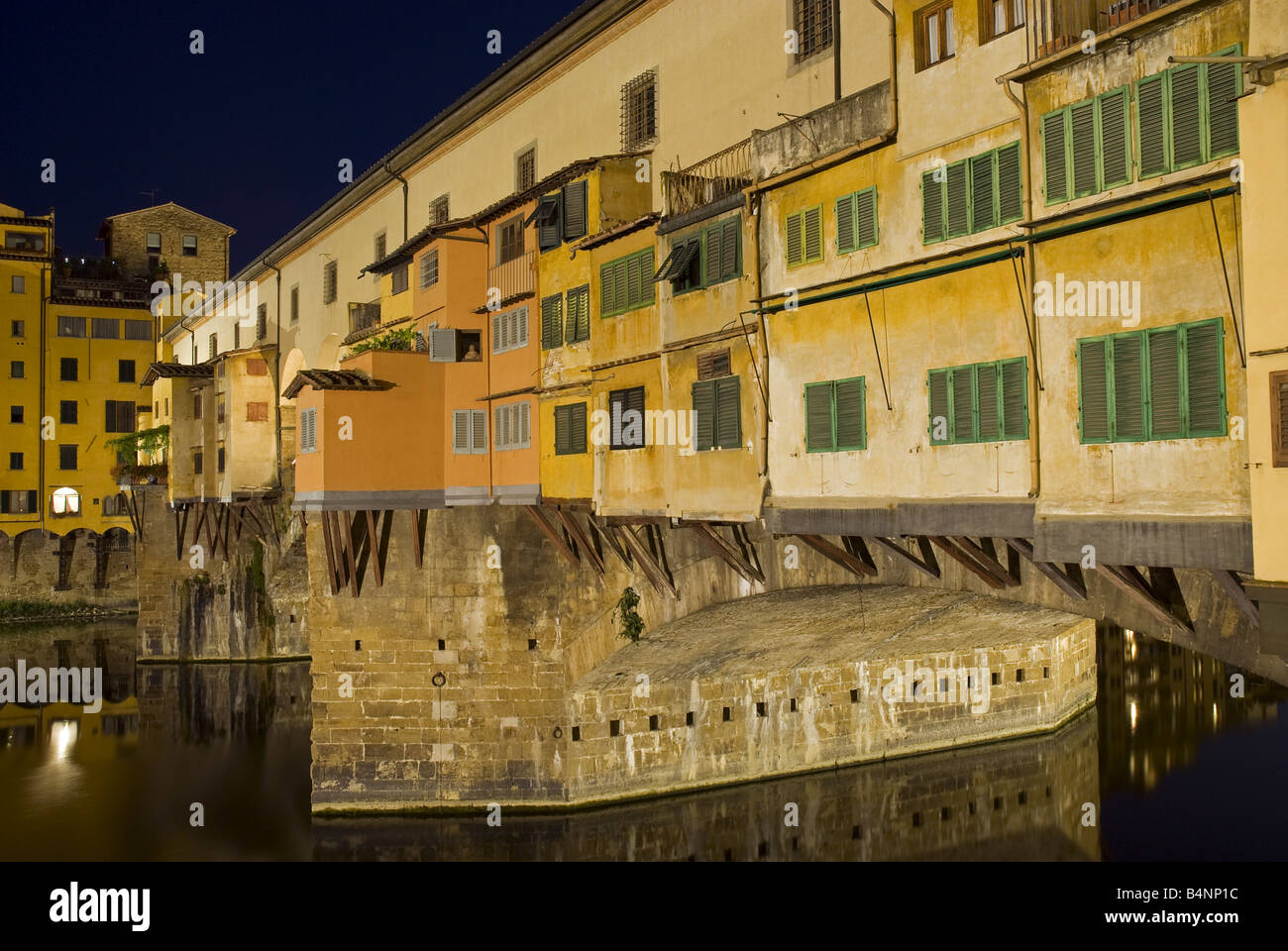 Il Ponte Vecchio, il ponte medievale sul fiume Arno a Firenze. Foto Stock