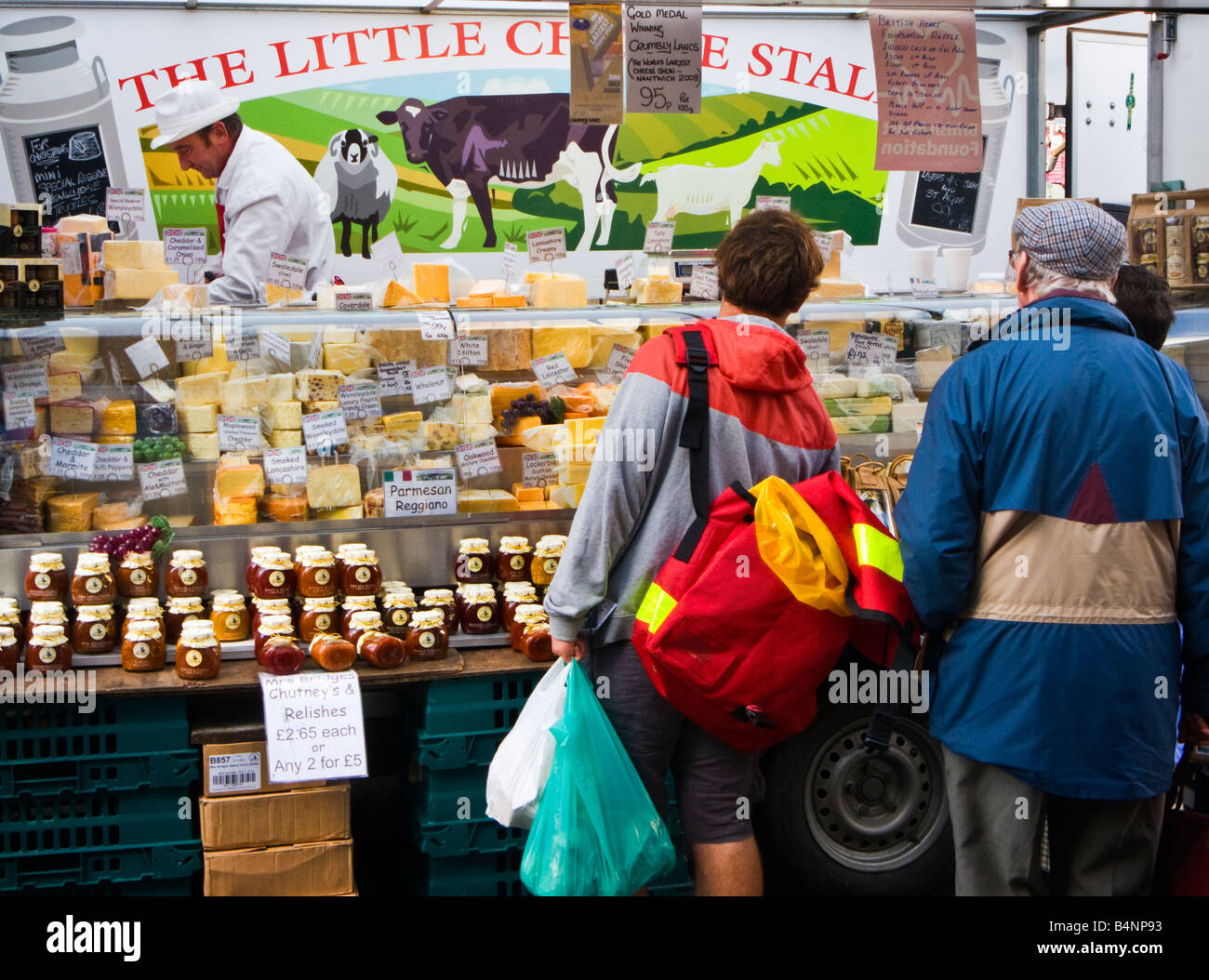 Stallo formaggi di vendita su un mercato inglese nello Yorkshire Regno Unito Foto Stock