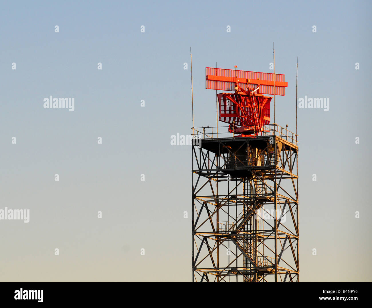 Una torre radar in un aeroporto Foto Stock