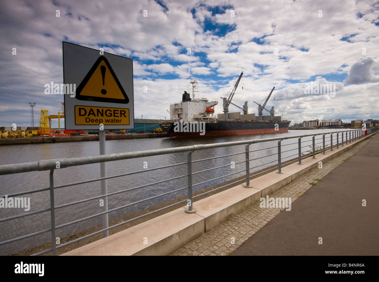 Grande nave in Leith Docks Foto Stock