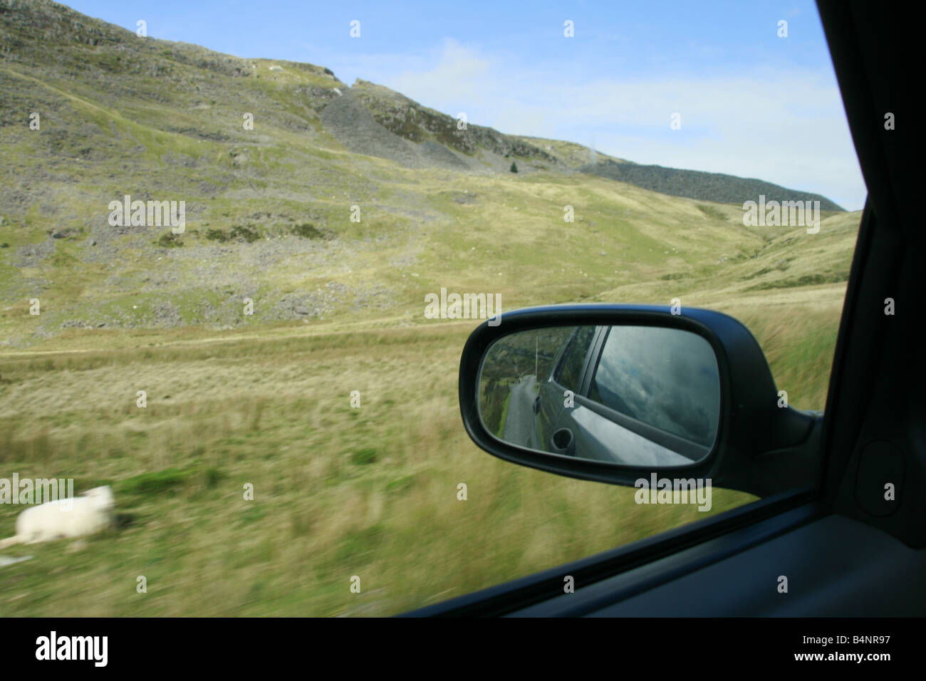 Guida auto sul paese rurale strada in Wales UK Foto Stock