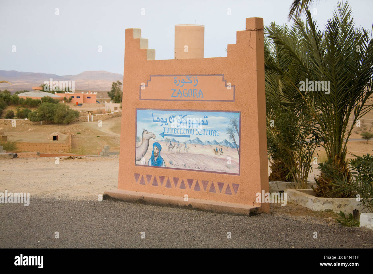 Cartello stradale di Tombouctou 52 Jours attraverso il deserto da cammello Timbuctù 52 giorni Zagora Marocco.orizzontale.89903 Marocco Foto Stock