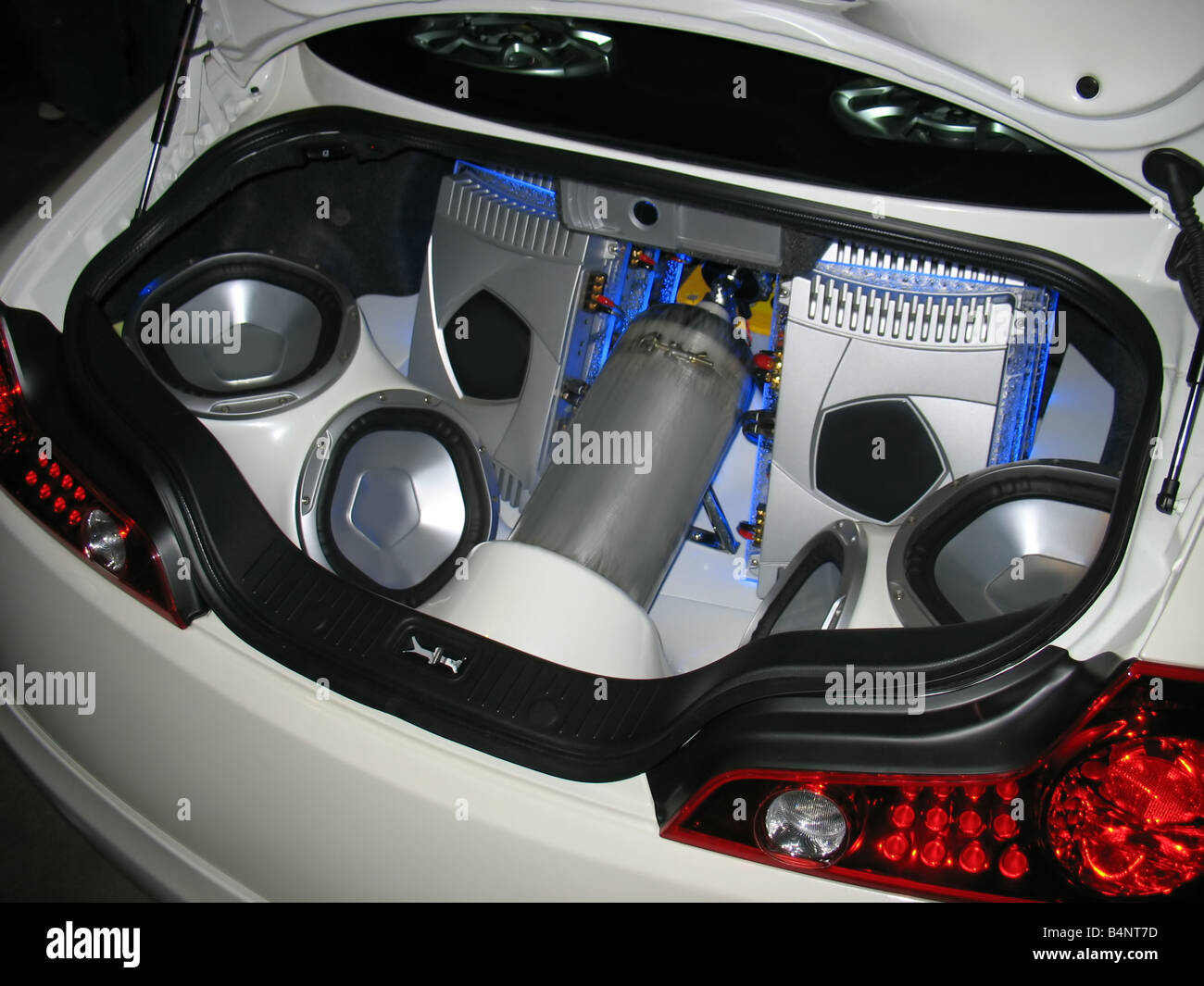 Personalizzate il sistema audio nel bagagliaio di una vettura sportiva Foto Stock