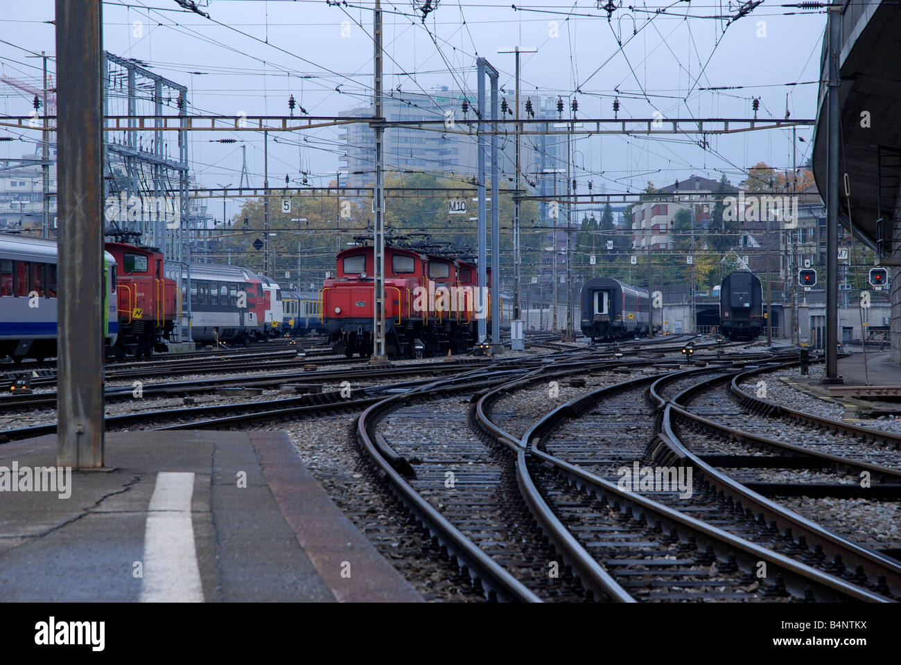 Treno cantiere in Berna Svizzera come visto dalla stazione principale Foto Stock