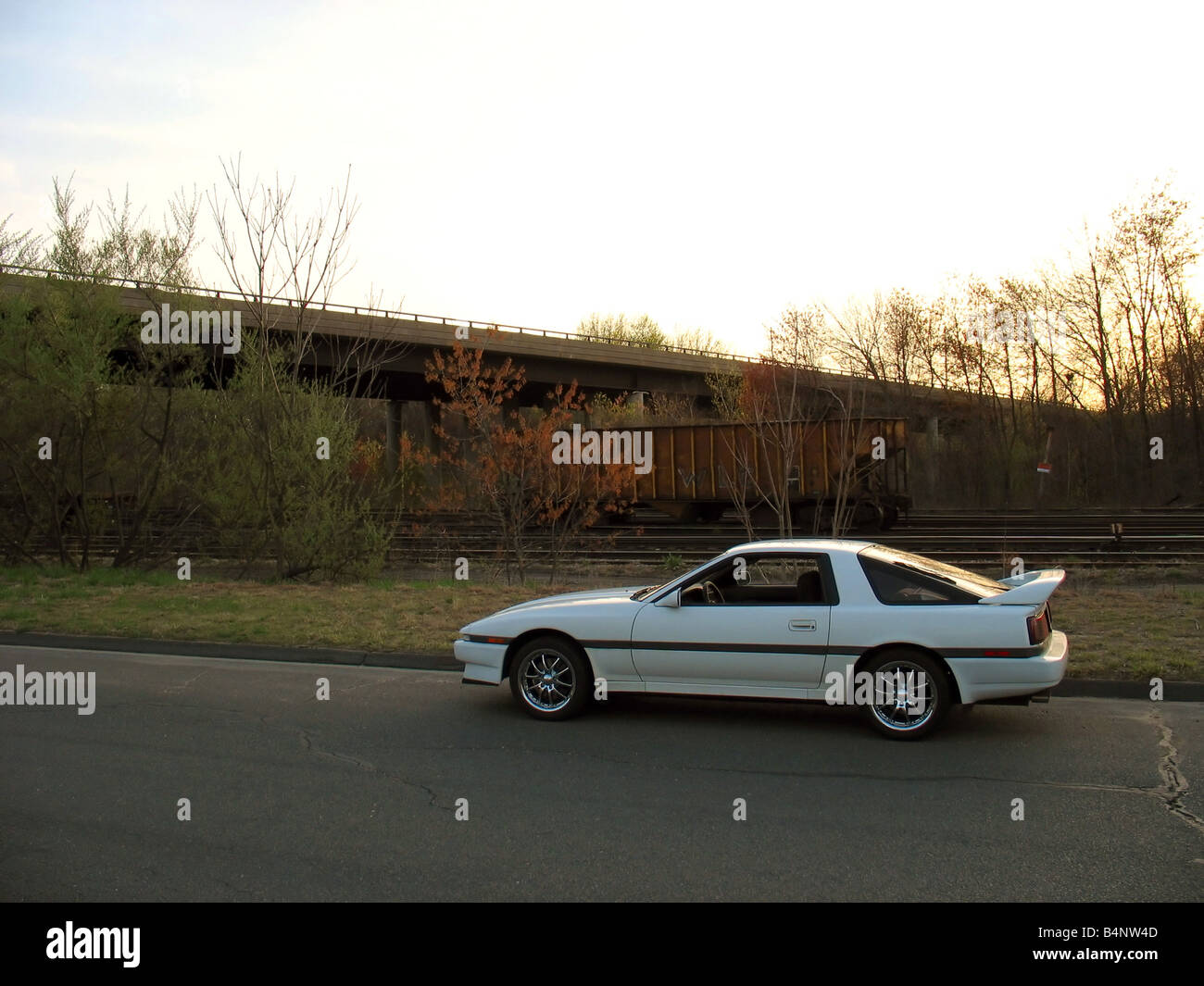 Un custom import sport auto parcheggiate sul lato della strada Foto Stock