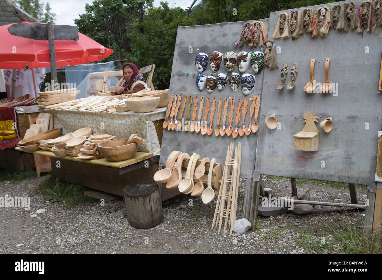 Transilvania Romania UE settembre una donna rumena tendendo la sua bancarella vendendo souvenir in legno Foto Stock
