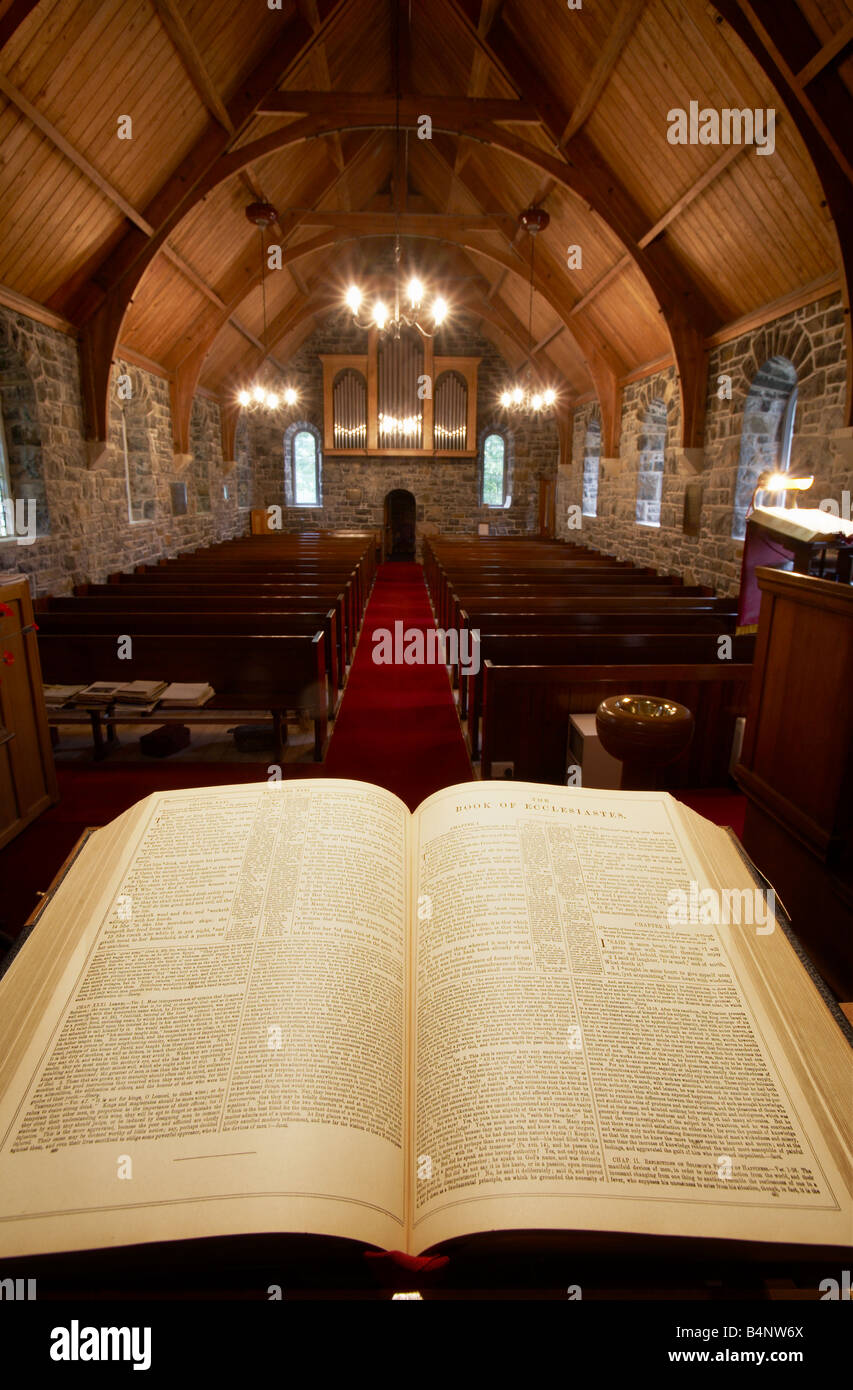 Vicari vista dal pulpito abside di una chiesa guardando sopra la Sacra Bibbia del corridoio tra i banchi e assente congregazione Foto Stock