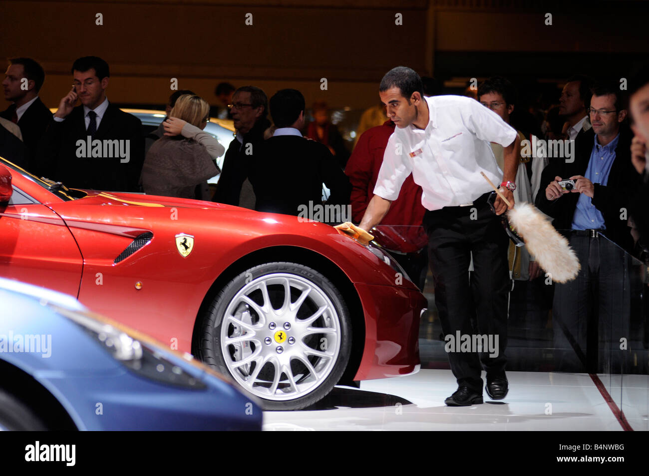 Un membro del personale pulizia di auto sulla Ferrari stand durante il 'Mondial de l'Auto 2008', un international motor show tenutosi a Parigi Foto Stock