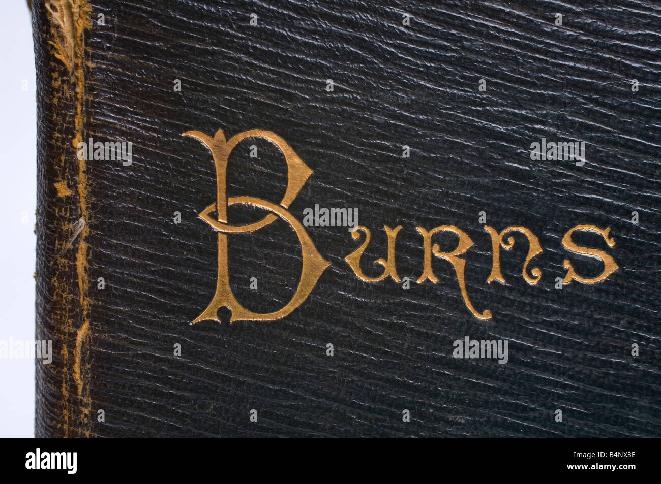 Il nome dell'autore Robbie Burns incisi in oro sulla pelle il legame di un vecchio libro delle sue opere Foto Stock