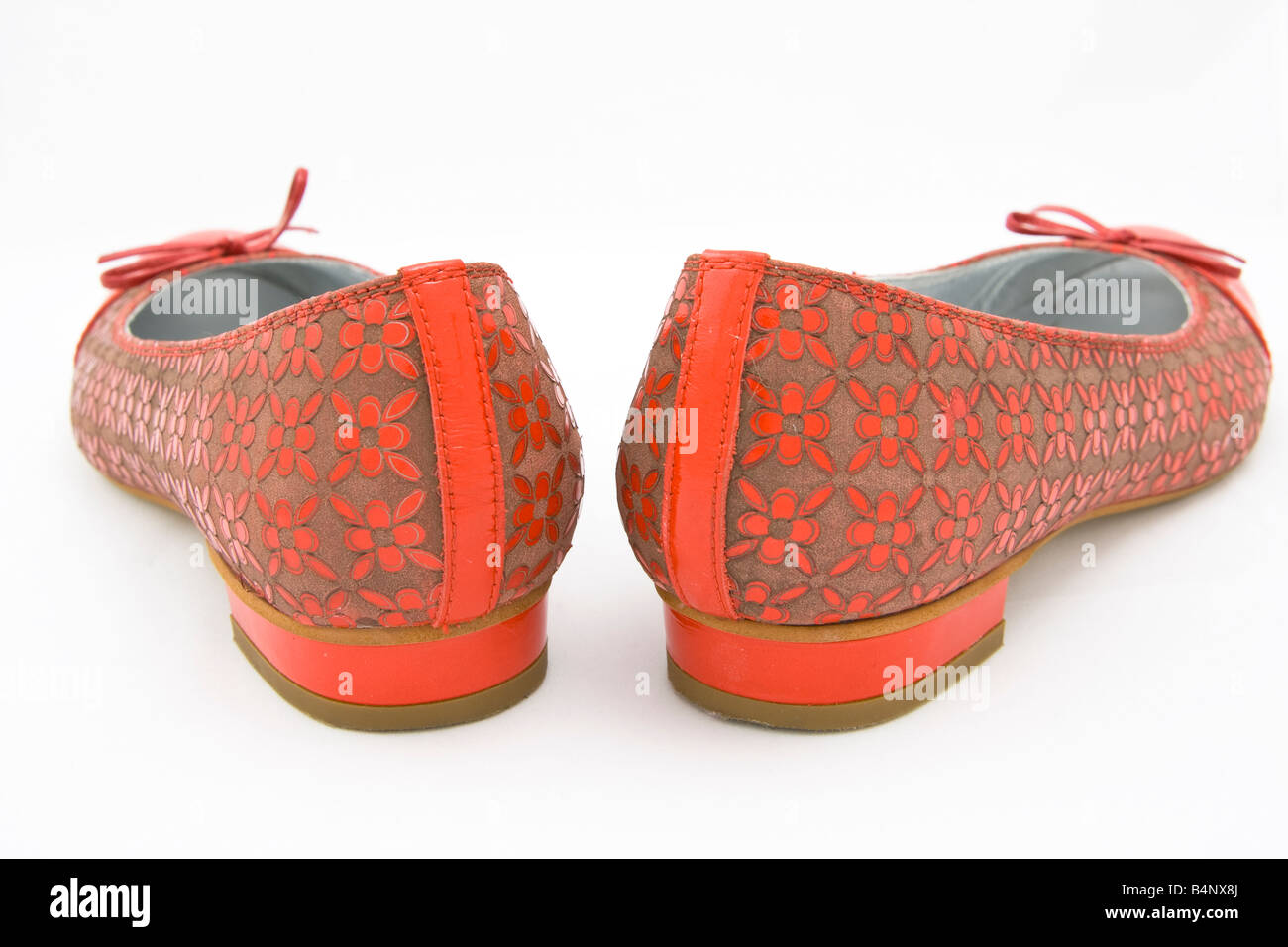 Coppia di red scarpe da donna su sfondo bianco Foto Stock