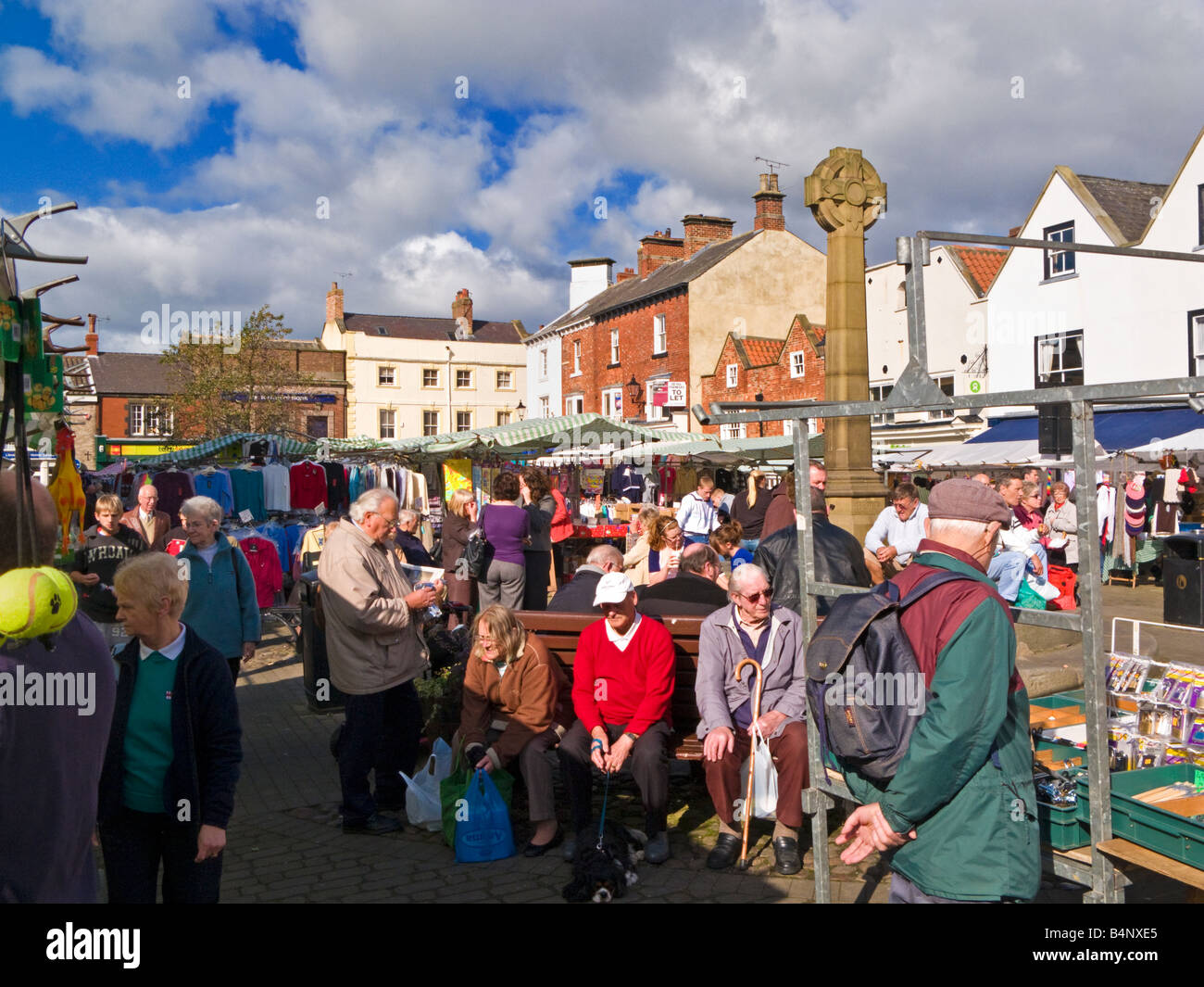 Le bancarelle del mercato street scene in luogo di mercato a Knaresborough, North Yorkshire, Inghilterra, Regno Unito Foto Stock