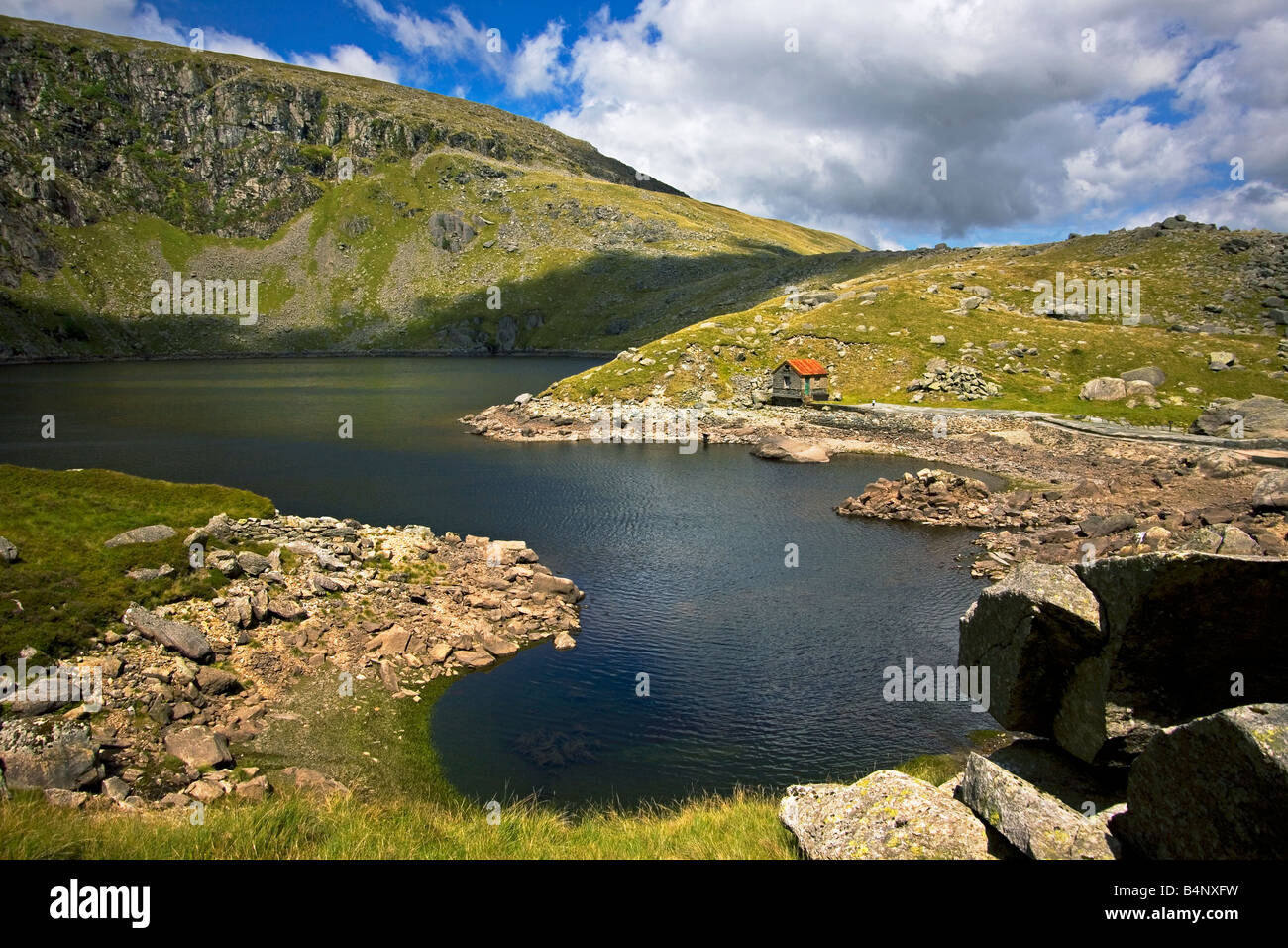 LLyn Dulyn, Carneddau montagne sotto il vertice di Craig y Dulyn, Snowdonia e la valvola alloggiare parte di Dulyn idro sito elettrico Foto Stock
