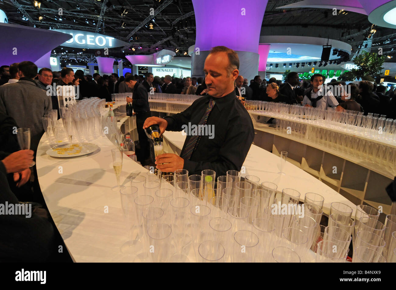 Cameriere che serve champagne francese sulla Peugeot stand durante il giorno di apertura del 'Mondial de l'Auto 2008', un motor show di Parigi Foto Stock
