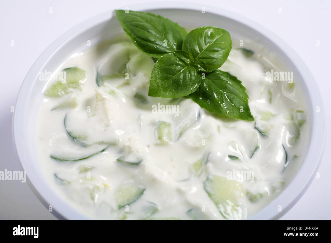 Arabo o indiano raita di cetriolo Foto Stock