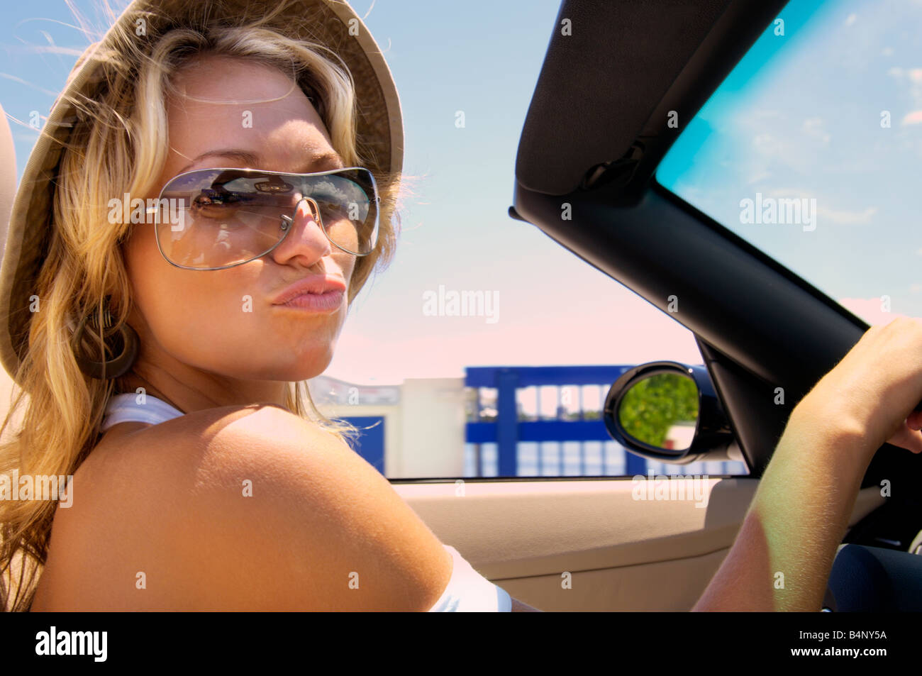 Assertivo Jamie. Donna d'affari in una città di villeggiatura in una vacanza di lavoro in un convertibile. Appuntamento in spiaggia. Foto Stock