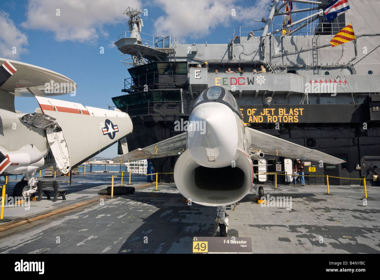 F 8 Crusader aeroplano a ponte di volo della USS Midway portaerei nave museo San Diego California USA Foto Stock