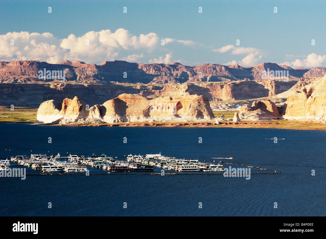 Formazioni di arenaria sul Lago Powell in Glen Canyon National Recreation Area case galleggianti e le gite in barche ormeggiate Foto Stock