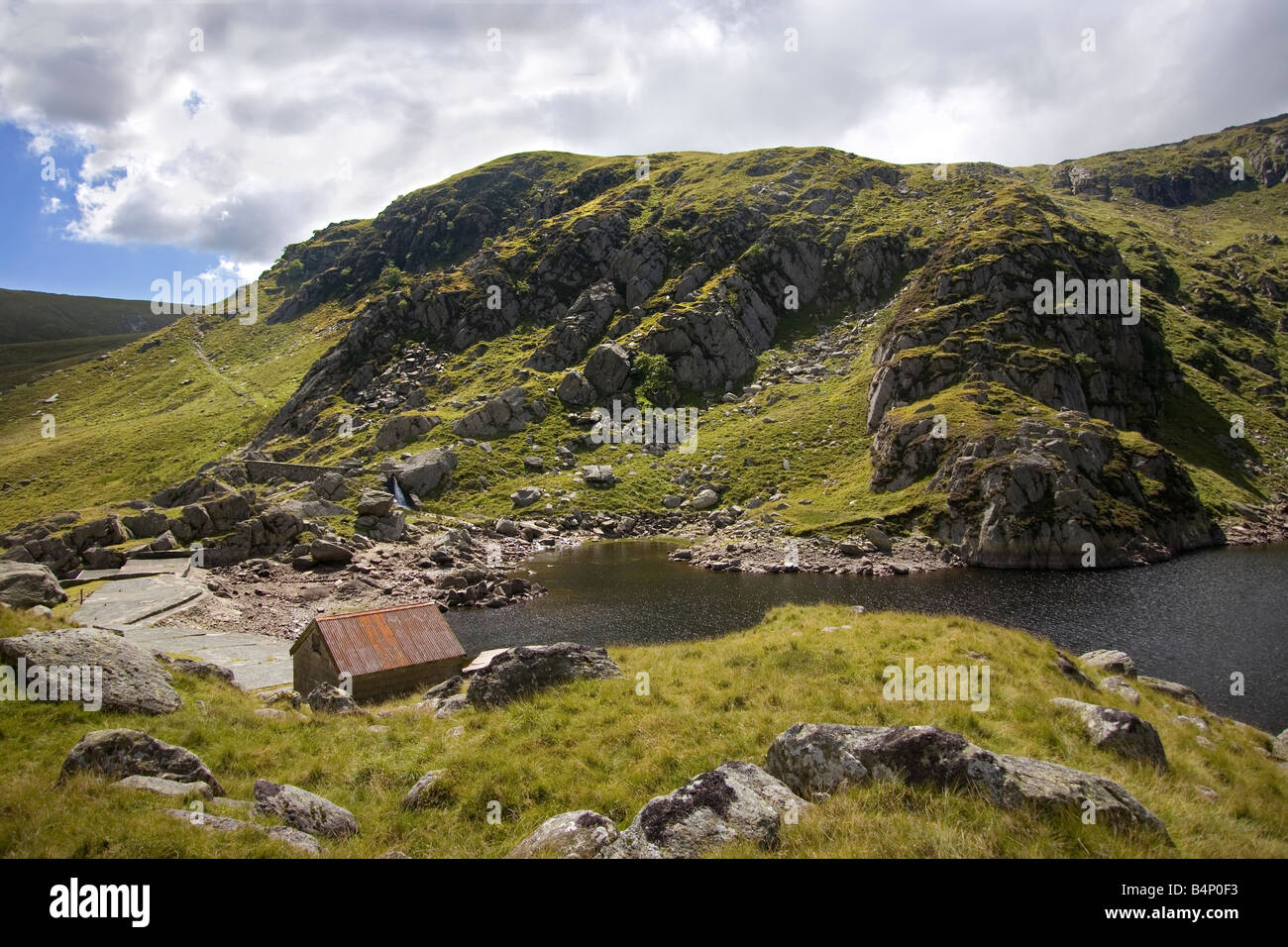Valvola di parte della casa di Dulyn idro elettrica al sito LLyn Dulyn, Carneddau montagne sotto il vertice di Craig y Dulyn, Snowdonia, Foto Stock