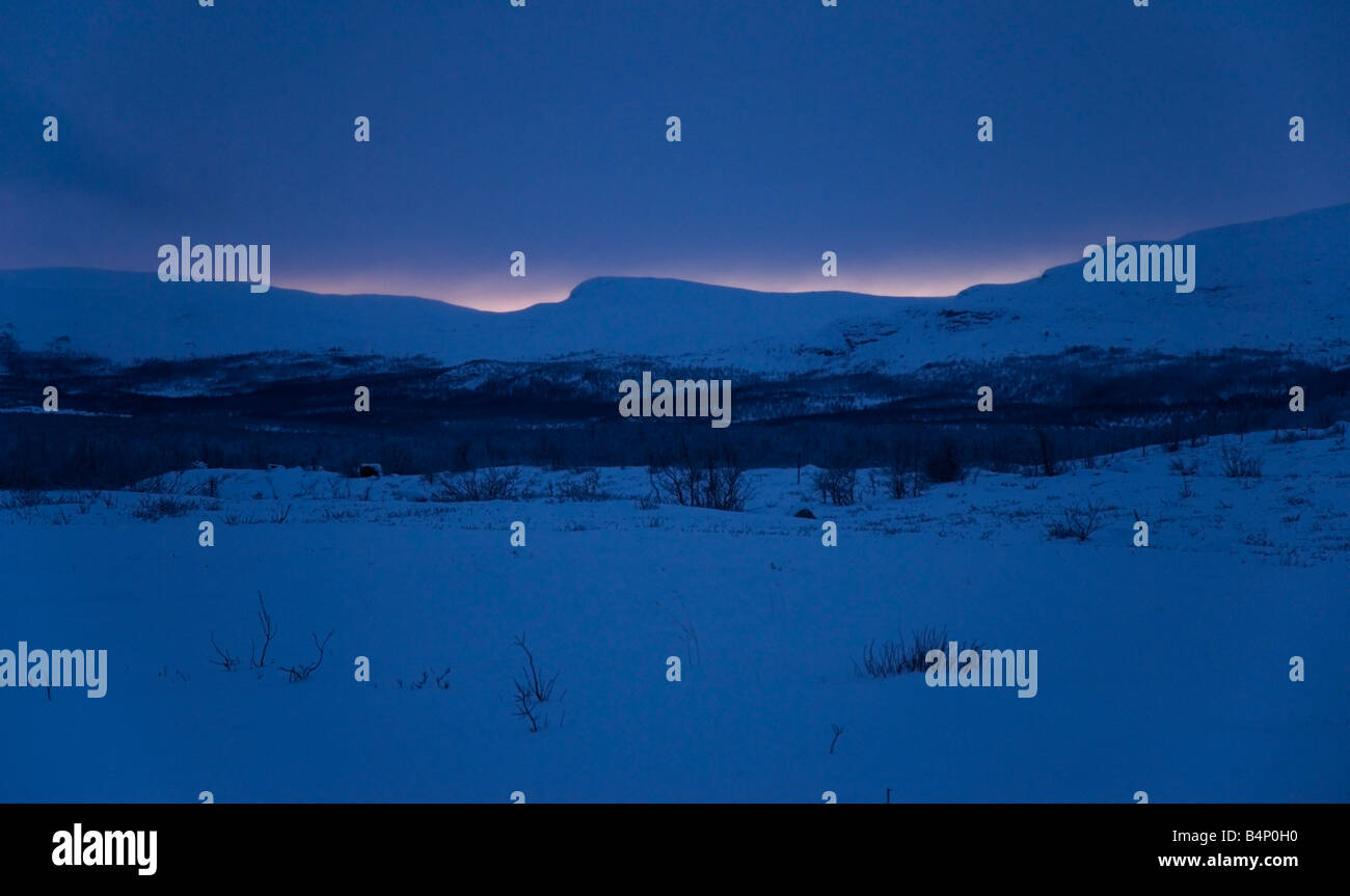 A metà inverno buio a mezzogiorno di Kilpisjärvi, arctic Finlandia Foto Stock