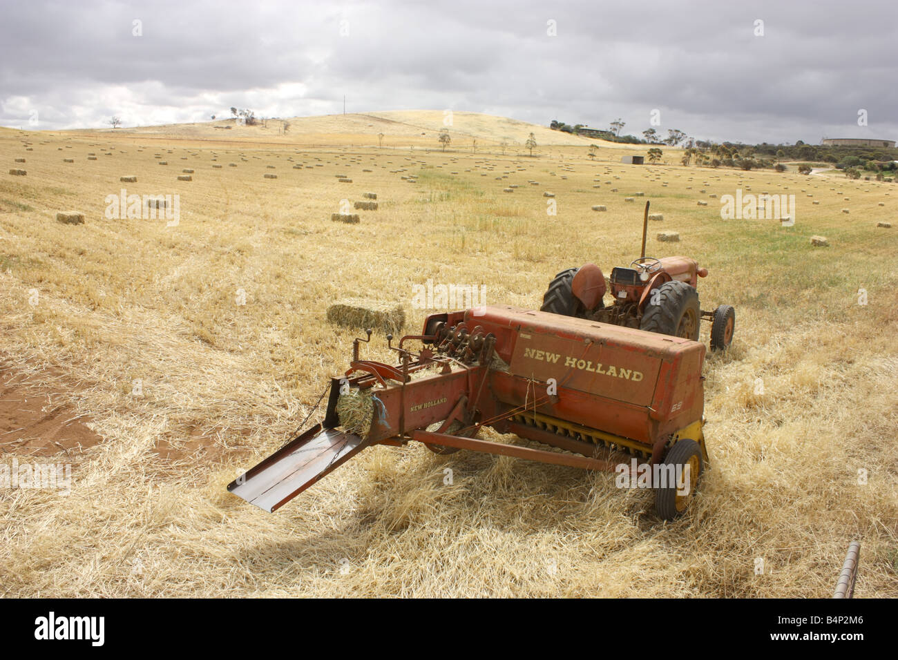 Una pressa e trattore sulla penisola di Eyre con nuvole scure in background con alta risoluzione Fotografia Foto Stock
