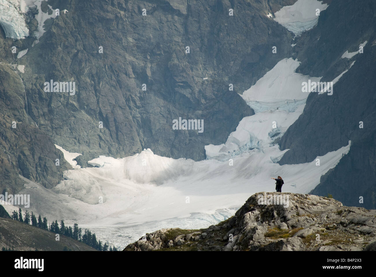 Un giovane godendo della vista di Mt. Shuksan dal punto di artista. Foto Stock